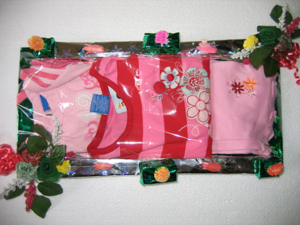 newborn-baby-gift-packaging-988979.jpg